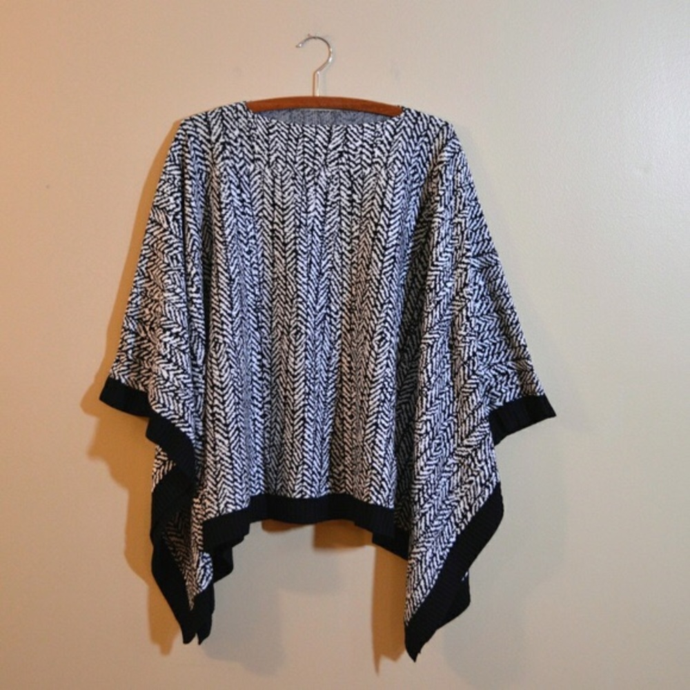 New Lululemon Black and White Divinity Poncho